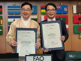 경남도, ‘하동 재첩잡이 손틀어업’ ‘남해죽방렴 어업’ 세계중요농업유산 등재 인증서 받아 기사 이미지