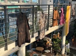 ‘눈꽃으로 물들다’ 오방색의 깊이를 담은 제17회 포항 천연염색 전시회 성료 기사 이미지