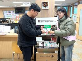 “따뜻한 겨울, 도로명주소와 함께” 달서구, 복지시설에 홍보물품 전달 기사 이미지