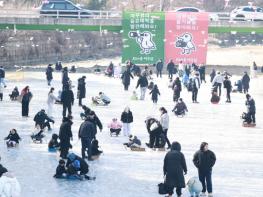 썰매 타며 웃음꽃…의령 여꾸섬 빙판축제 2,500명 발길 기사 이미지