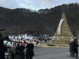 보름달 밝힌 화합의 장, 봉화군 명호면 제19회 달집태우기 기사 이미지