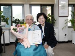 제주도, 무형유산 ‘호상옷’ 신규 보유자에 인정서 수여 기사 이미지