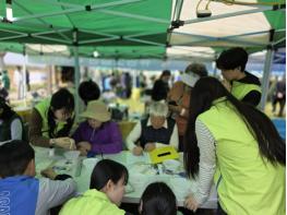 옥천군 청산청소년문화의집, 제7회 청산생선국수축제서 '물고기 팔찌로 행운 잇기' 체험 부스 운영 성료 기사 이미지