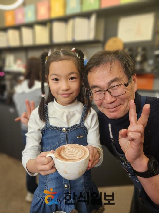 '커피 순례자' 이강옥 대표, 한 잔의 커피로 세대와 소외 계층을 잇다 기사 이미지