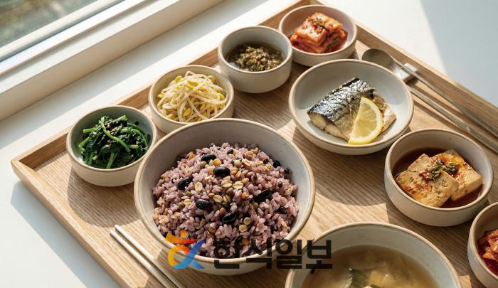 [박상혜칼럼] K-동안의 비밀, 노화의 시계를 멈추는 한식의 숨은 코드  ‘ V·A·M·P·I·R·E 식사법’ 기사 이미지