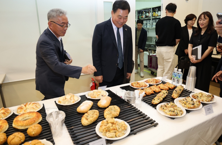 무안군-신세계푸드 협업,‘무안양파빵 32만개’판매 성료 기사 이미지