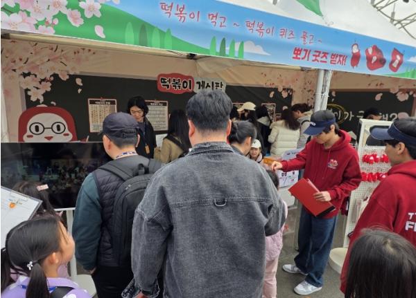 '봄, 사랑, 벚꽃말고 떡볶이' 이월드 내 떡볶이 페스티벌 팝업존, 회차별 이벤트마다 선착순 마감 행렬 기사 이미지